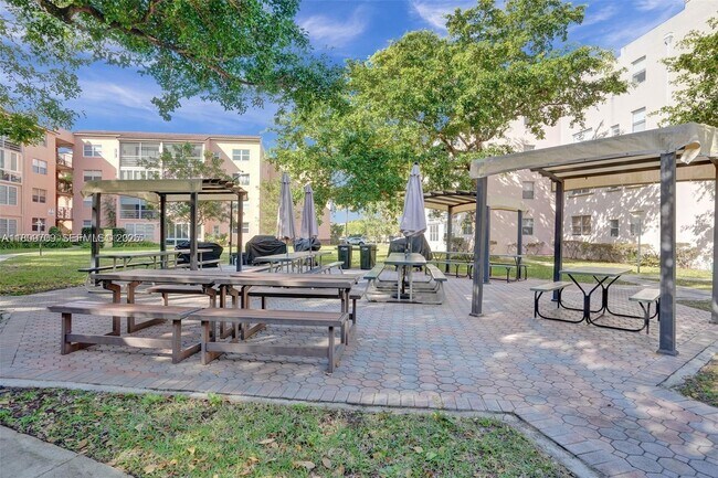 Building Photo - 2861 Somerset Dr