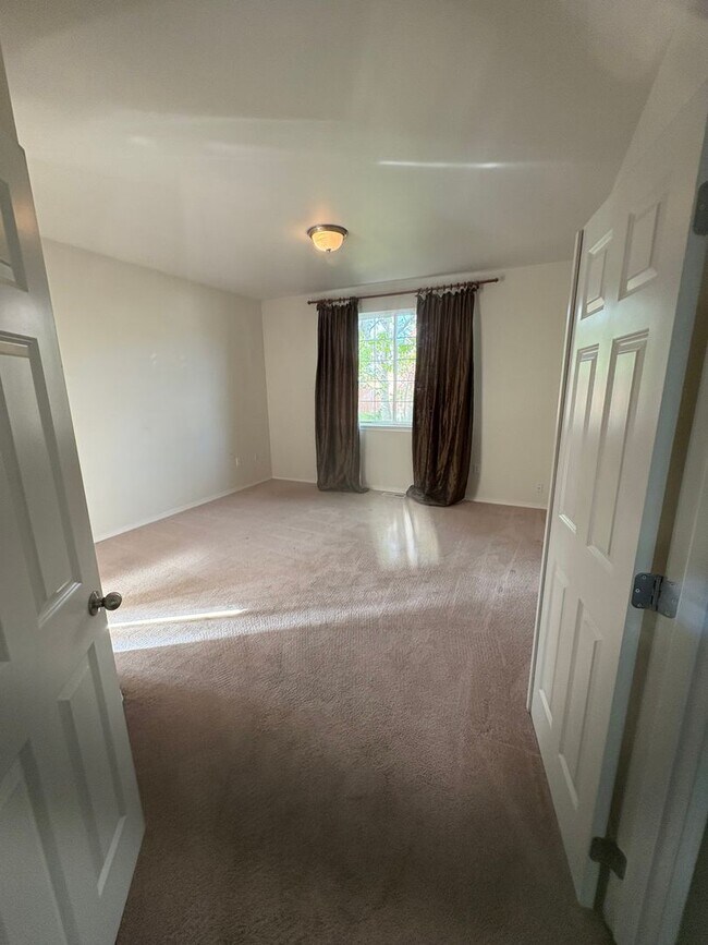 Building Photo - Reduced Rent!