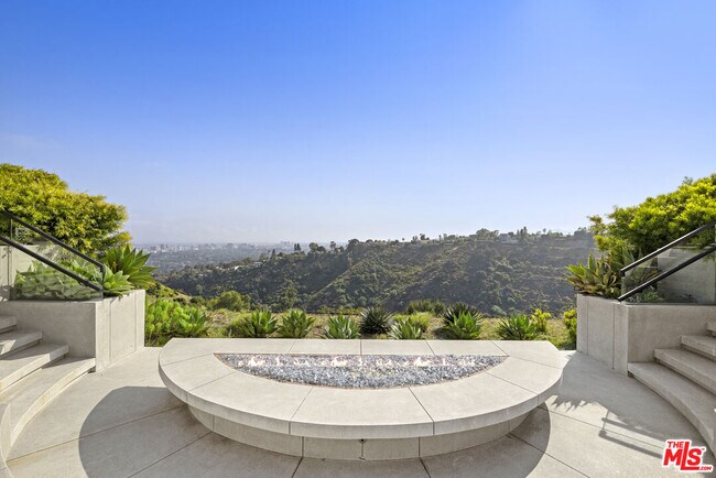 Building Photo - 1731 Summitridge Dr