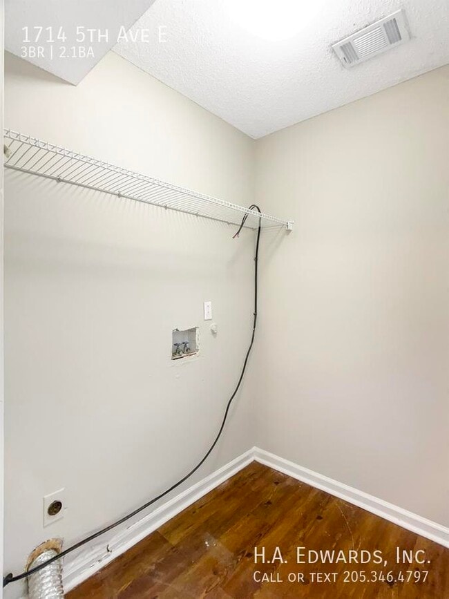 Building Photo - 1714 5th Ave E