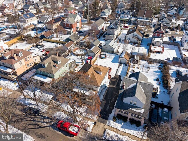 Building Photo - 233 Melrose Ave