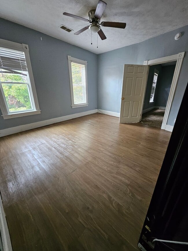 Building Photo - Upper 2 bedroom unit