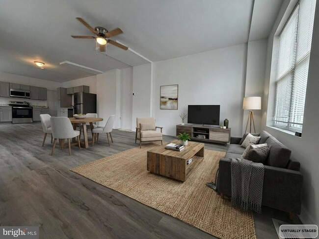 Building Photo - 731 E 4th St