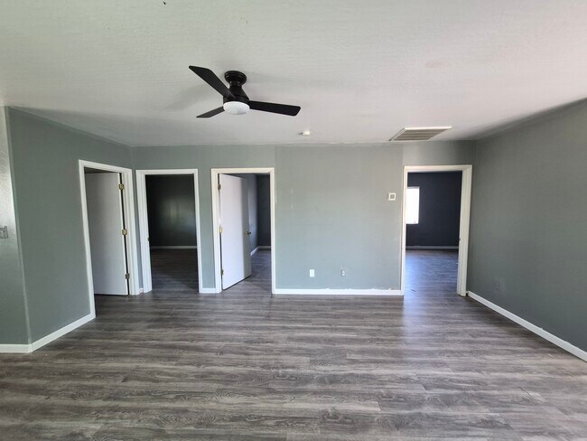 Building Photo - Pueblo Ave