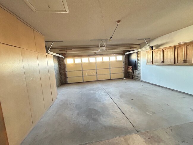 Building Photo - Stunning 3 Bedroom 2 Bath