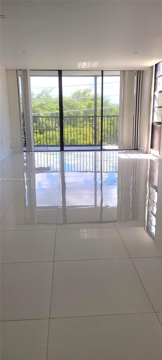 Building Photo - 2500 NE 135th St