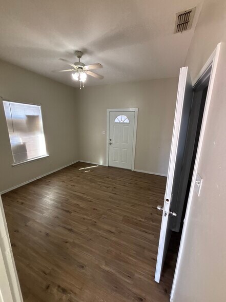 Building Photo - 446 S Texas Ave