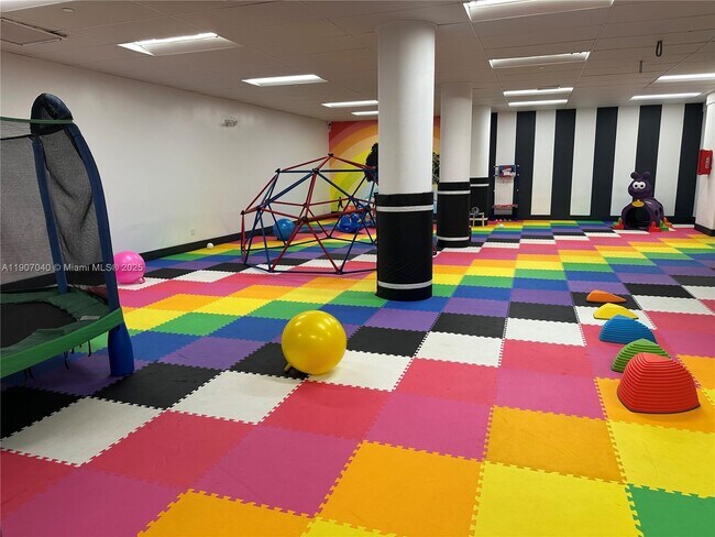 Building Photo - 900 Bay Dr