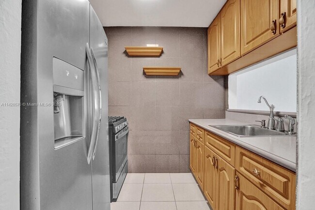 Building Photo - 505 NE 30th St