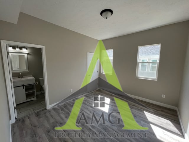 Building Photo - 3553 N Kenwood Ave