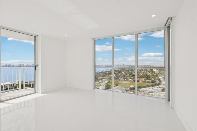 Building Photo - 7601 E Treasure Dr