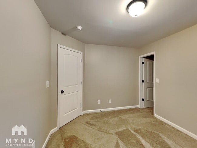 Building Photo - 301 Clover Brook Dr