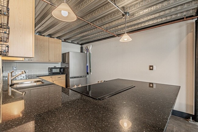 Building Photo - Industrial 1BD, 1BA Loft in Arts District ...