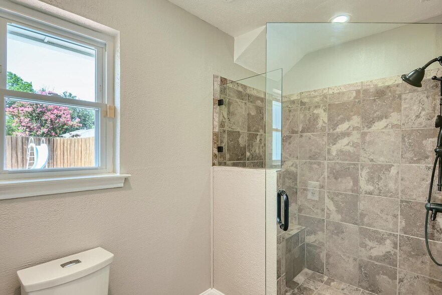 Building Photo - Sensational Prestonwood home with outdoor pool & cabana