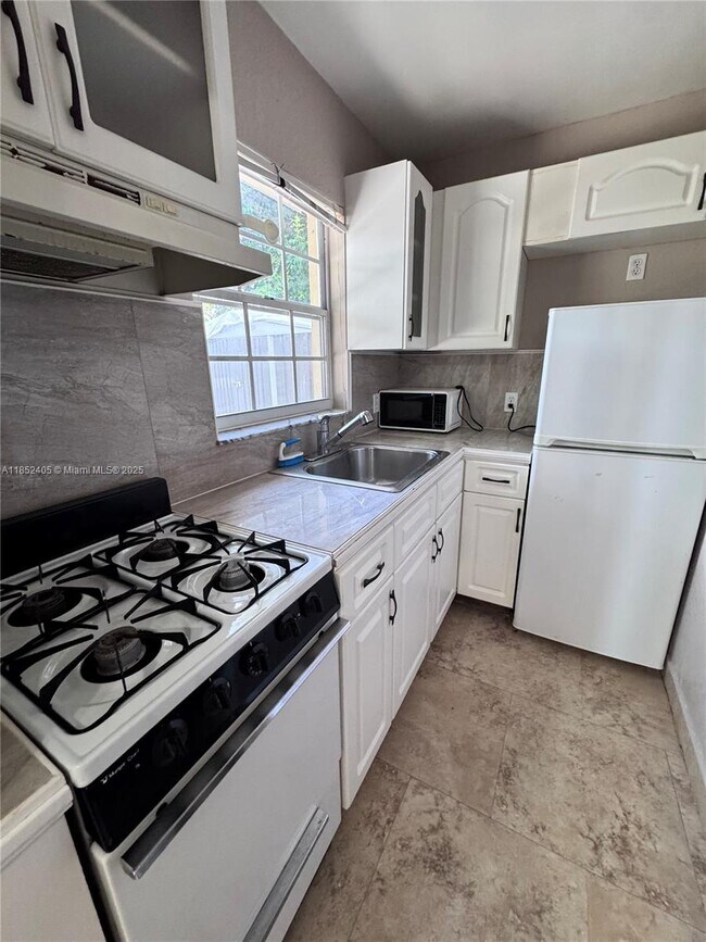 Building Photo - 955 SW 75th Ave