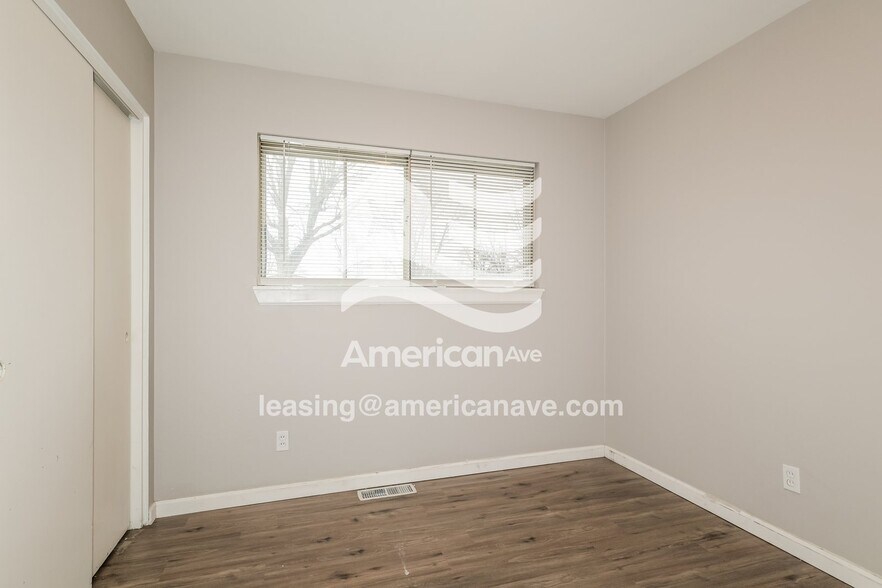 Building Photo - 590 Versailles Dr