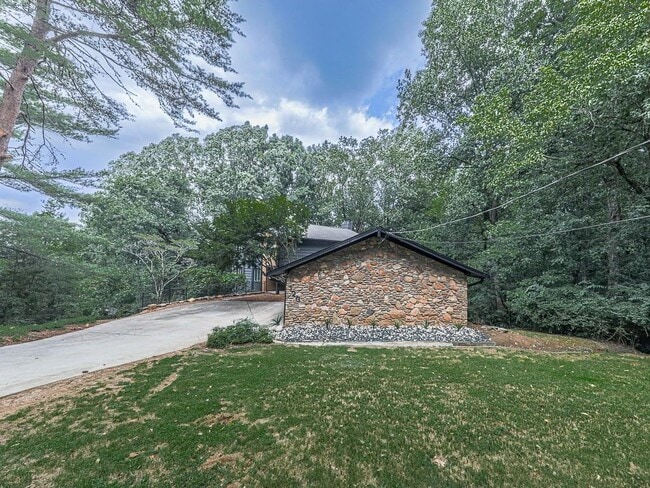 Building Photo - 120 Huntcliff Point NE