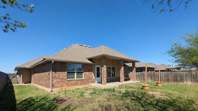 Building Photo - Comfort, Space & Flexibility – 3 Bed Home in Moore School District