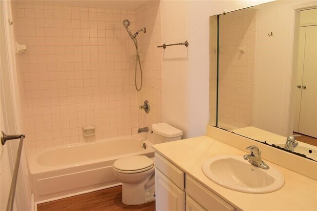 Building Photo - 2425 Underwood St