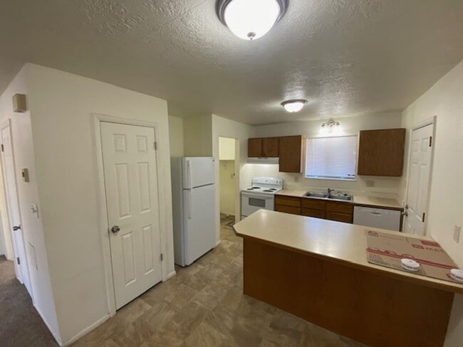 Building Photo - 2 Bedroom, 1 Bathroom Twin Home