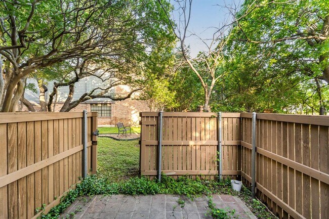 Building Photo - 7122 Wood Hollow Dr