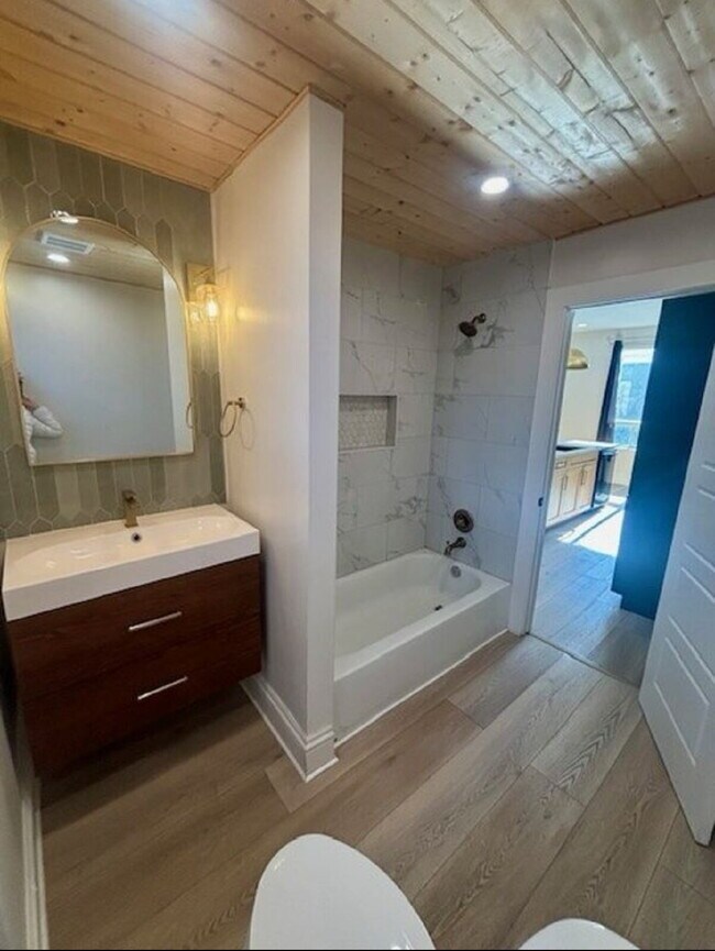 Building Photo - Downtown Remodeled Living
