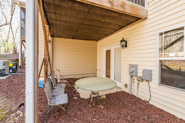 Building Photo - Beautiful 2 bedroom 2.5 bath Townhome in Carrboro