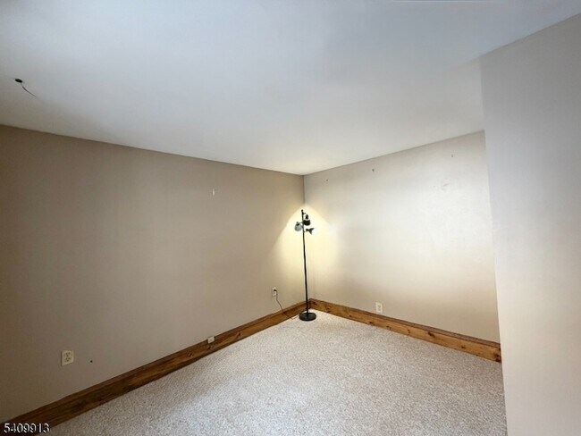 Building Photo - 147 Millbrook Ave