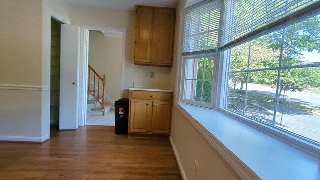 Building Photo - Classic 4 Bed 3.5 Bath Brick Townhome With...