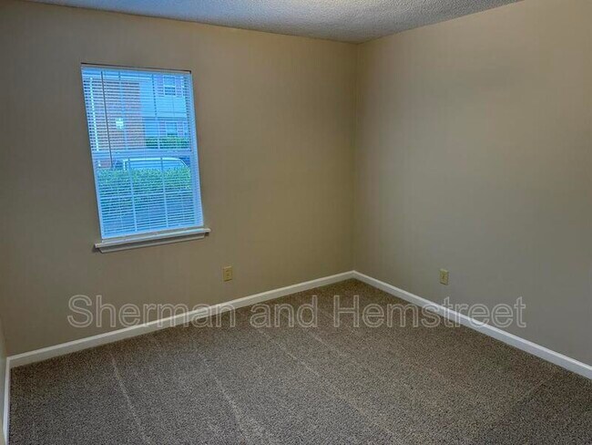 Building Photo - 404 Commons Dr