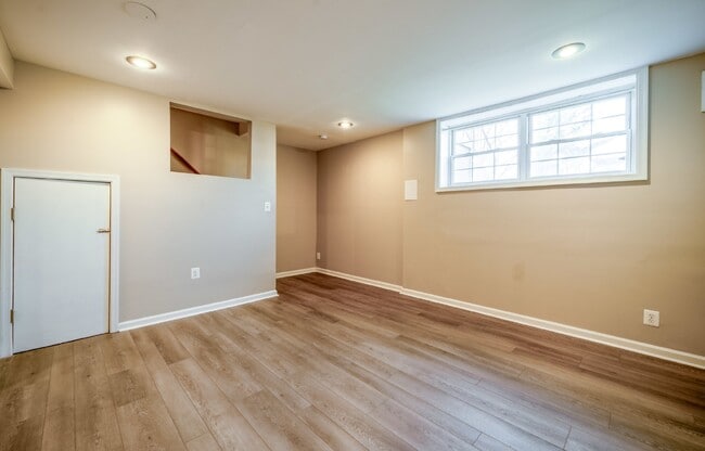 Building Photo - Spacious 3-Level Townhouse with Finished Basement and Fenced Patio