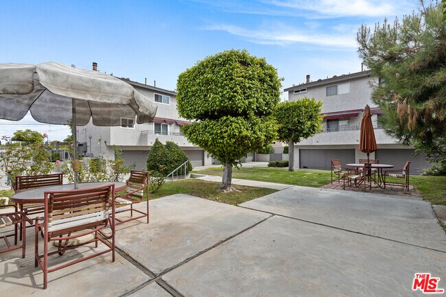 Building Photo - 15305 Berendo Ave