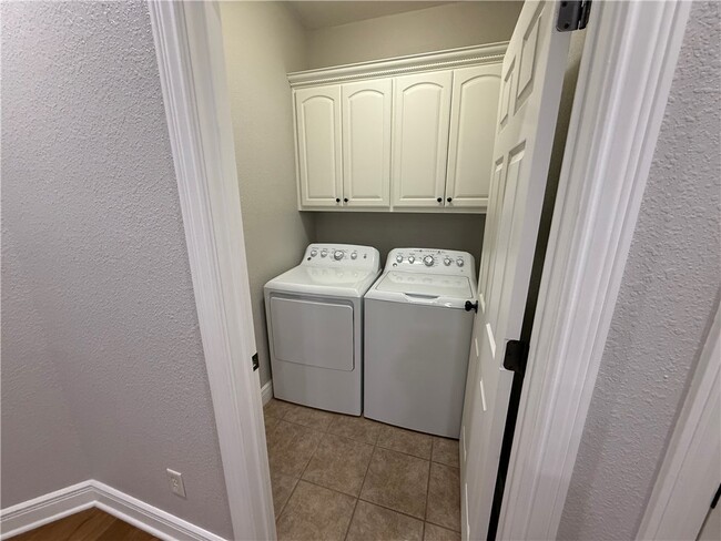 Building Photo - 6665 W Valley View Rd