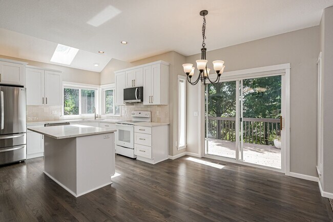Building Photo - 3 Bed 2.5 Bth Upper Floor Unit + A/C + Fireplace + Large Deck