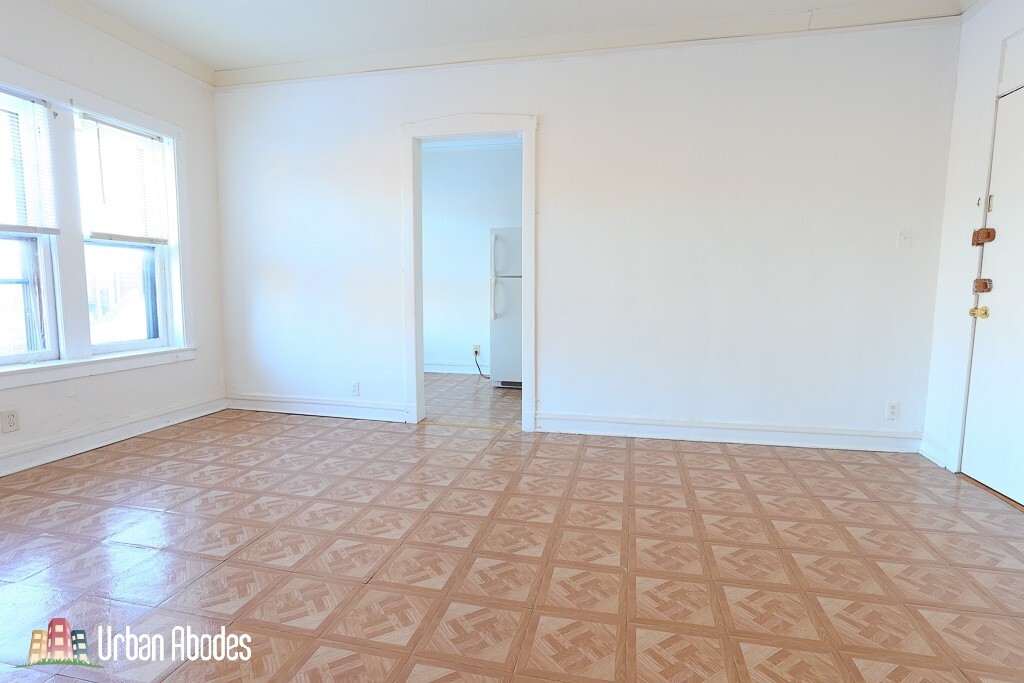 Building Photo - 2234 W Wilson Ave