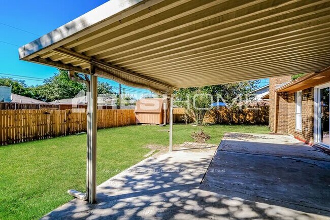 Building Photo - 1305 Duvall Dr