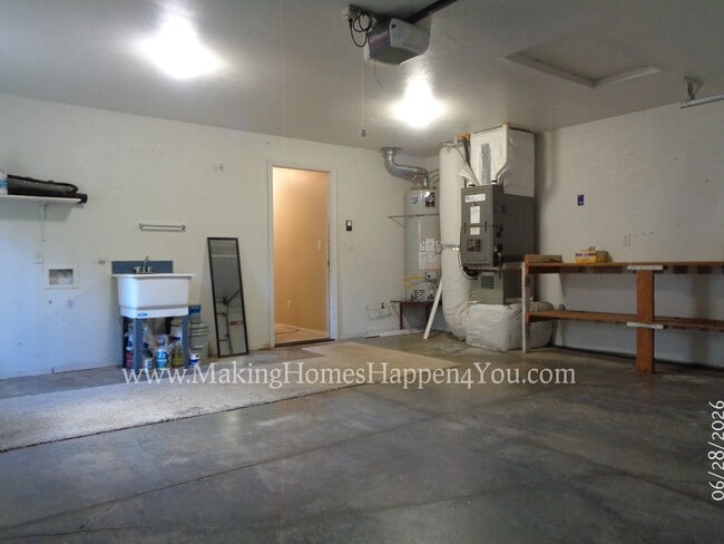Building Photo - 260 SW Oregon Trail Dr