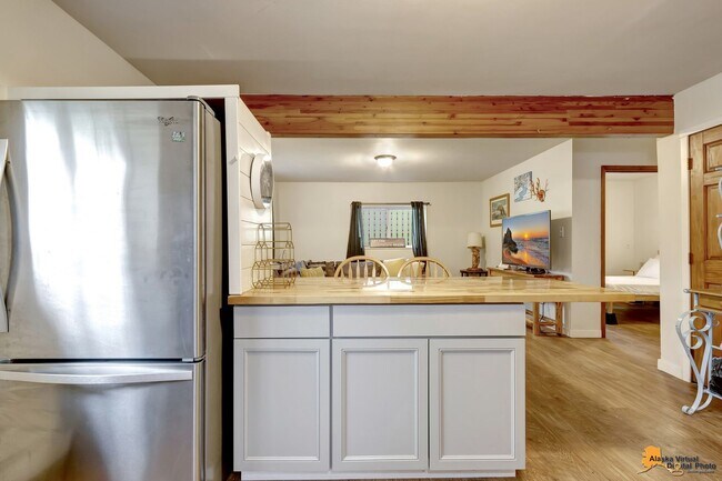 Building Photo - Fully Furnished 3BR Home | Utilities Included | Prime Downtown Location