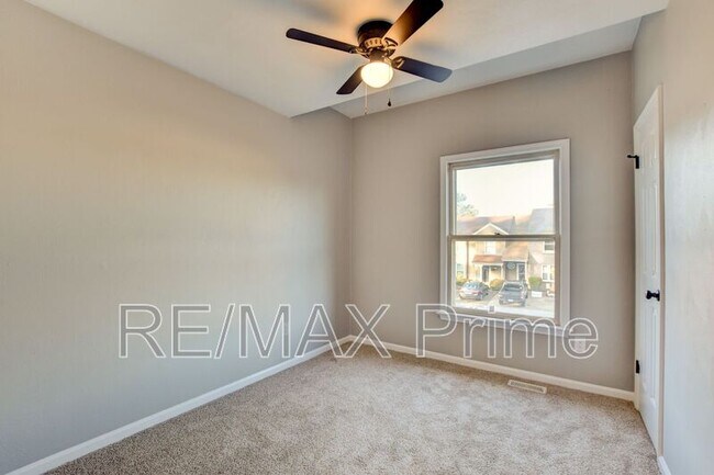 Building Photo - 740 S Lake Cir