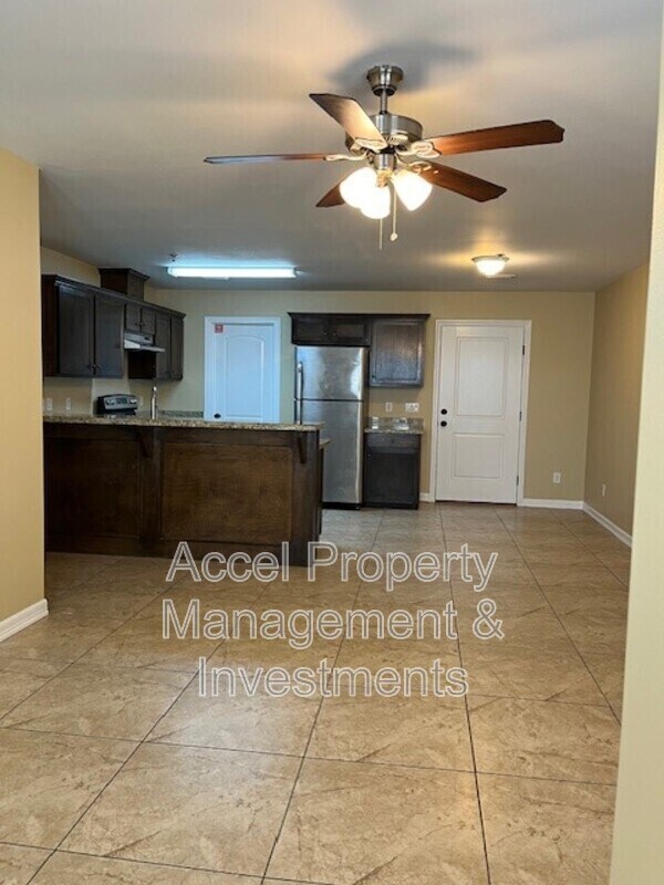 Building Photo - 2607 E Eisenhower Ave