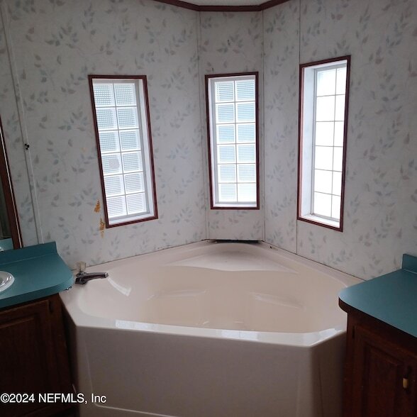 Building Photo - 463 Logan Ave