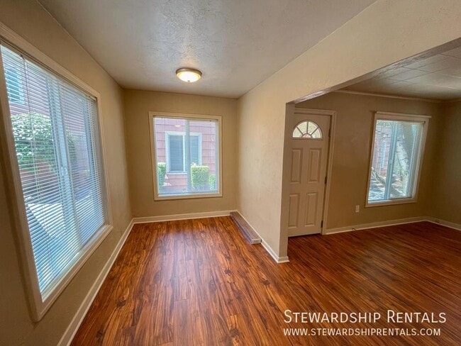 Building Photo - 1376 W 6th Ave