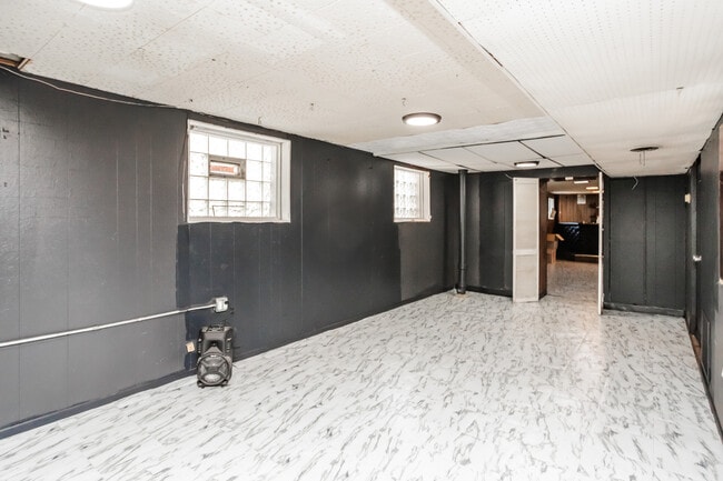 Building Photo - 8040 S Clyde Ave