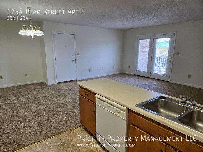 Building Photo - 1754 Pear St