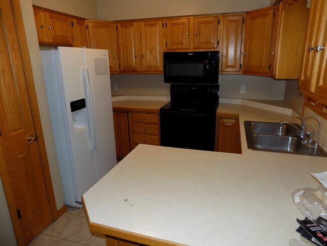 Building Photo - 6012 Fleetwood Dr