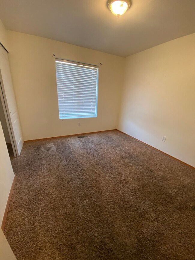 Building Photo - April Rent Free - House with Triple Car Garage