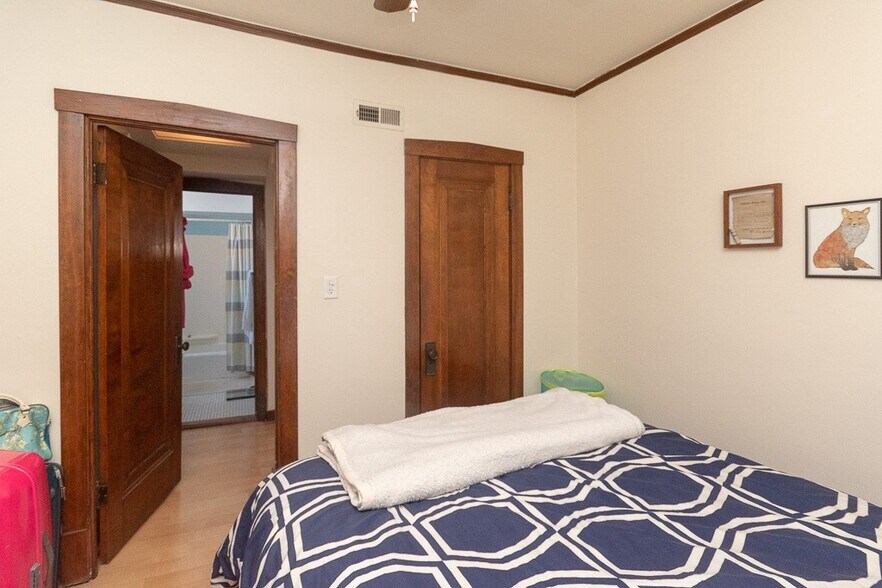 Building Photo - 3621 N Paulina St