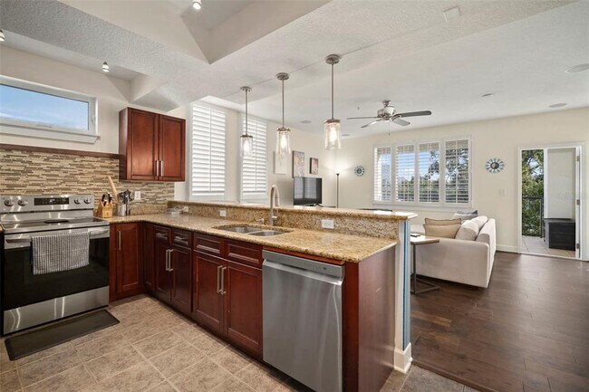 Building Photo - 435 S Oregon Ave