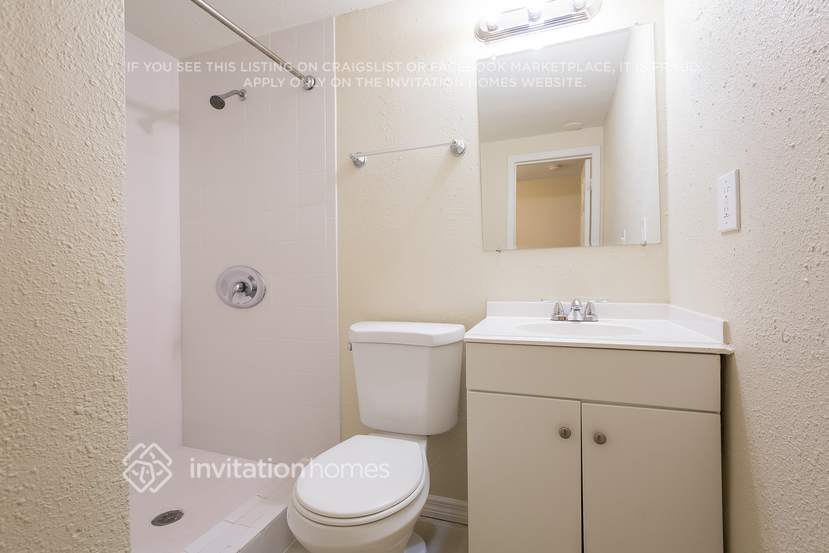 Building Photo - 11811 Roselawn Ave