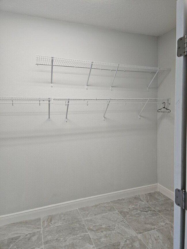 Building Photo - 4 Bedroom 2 bath beautiful spacious home i...